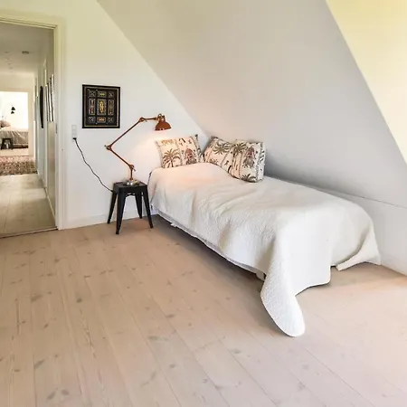 Seven-bedroom In Orbak